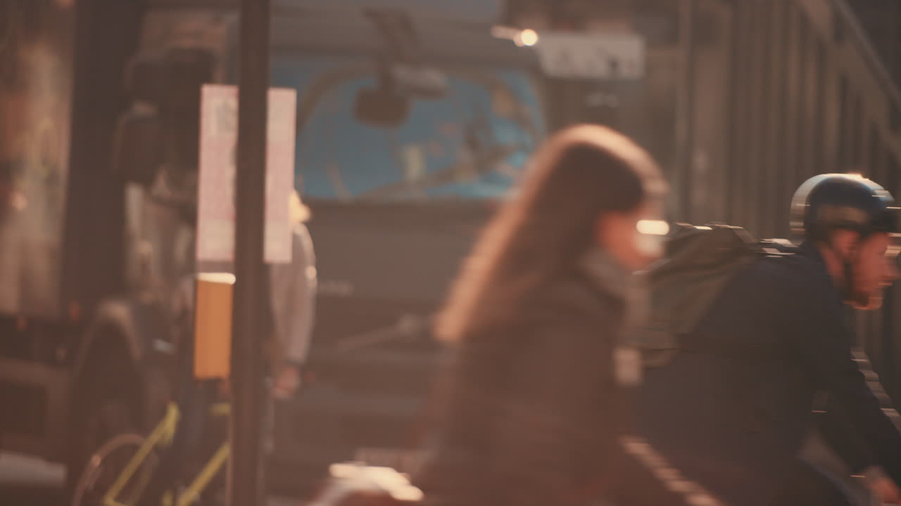 런던 시티 스트리트 슬로우 모션으로 걸어가는 무명 군중, 자전거, 자전거, 통근자