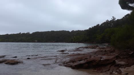 Schönes-Ruhiges-Wasser-An-Einer-Bucht-Im-Ben-Boyd-National-Park-Nsw