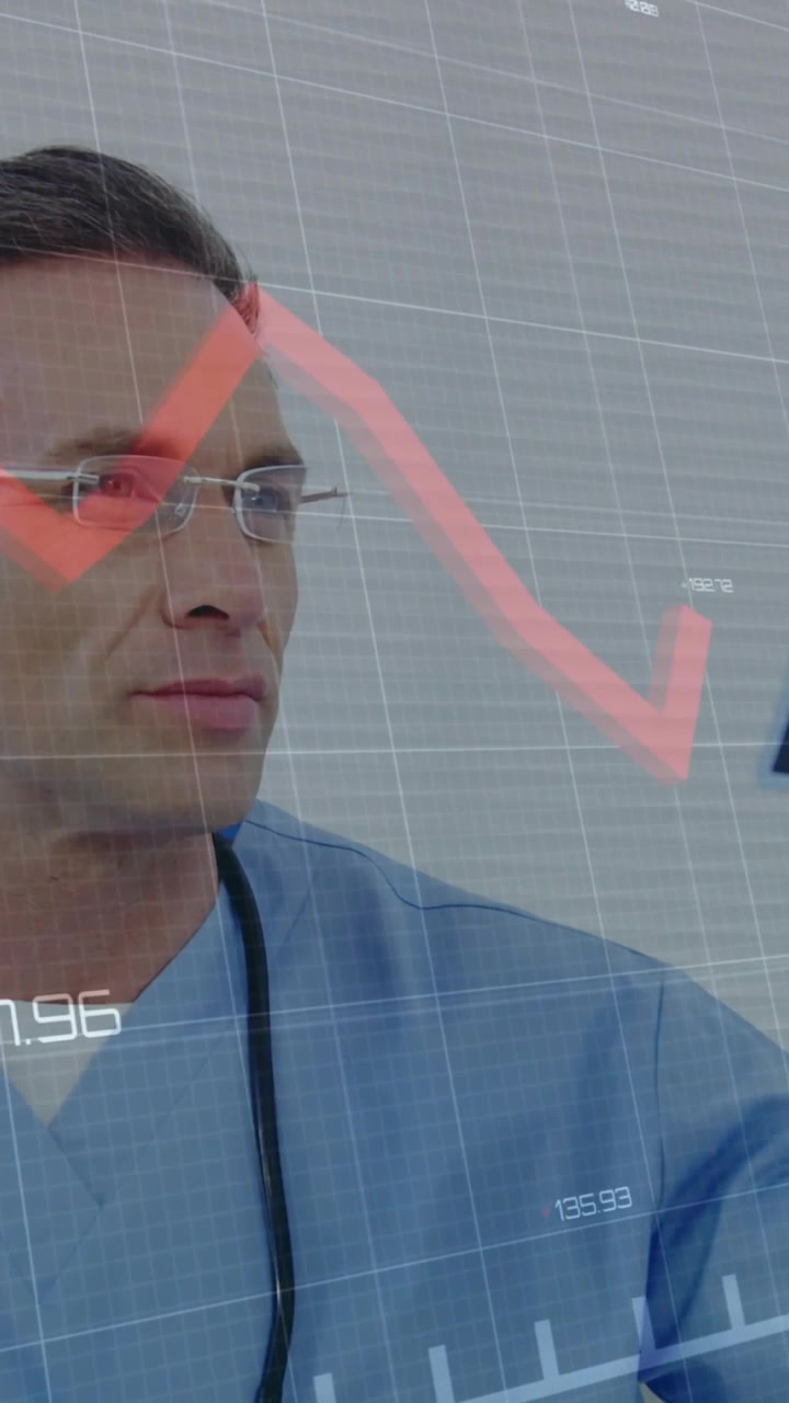 Video verticale: Medico uomo in piedi che segue un grafico rosso che appare su una griglia di dati, controllando i parametri vitali.