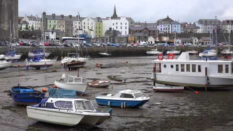 La-Ciudad-De-Caernarfon-En-Marea-Baja-Con-Barcos-Varados-En-Gales