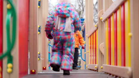 niños en equipos de parque infantil