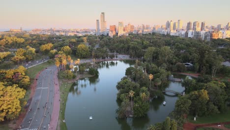 Luftwagen-Aus-Rosedal-Gardens-Und-Teich-In-Der-Nähe-Der-Fußgängerzone-Im-Viertel-Palermo-Bei-Sonnenuntergang,-Buenos-Aires