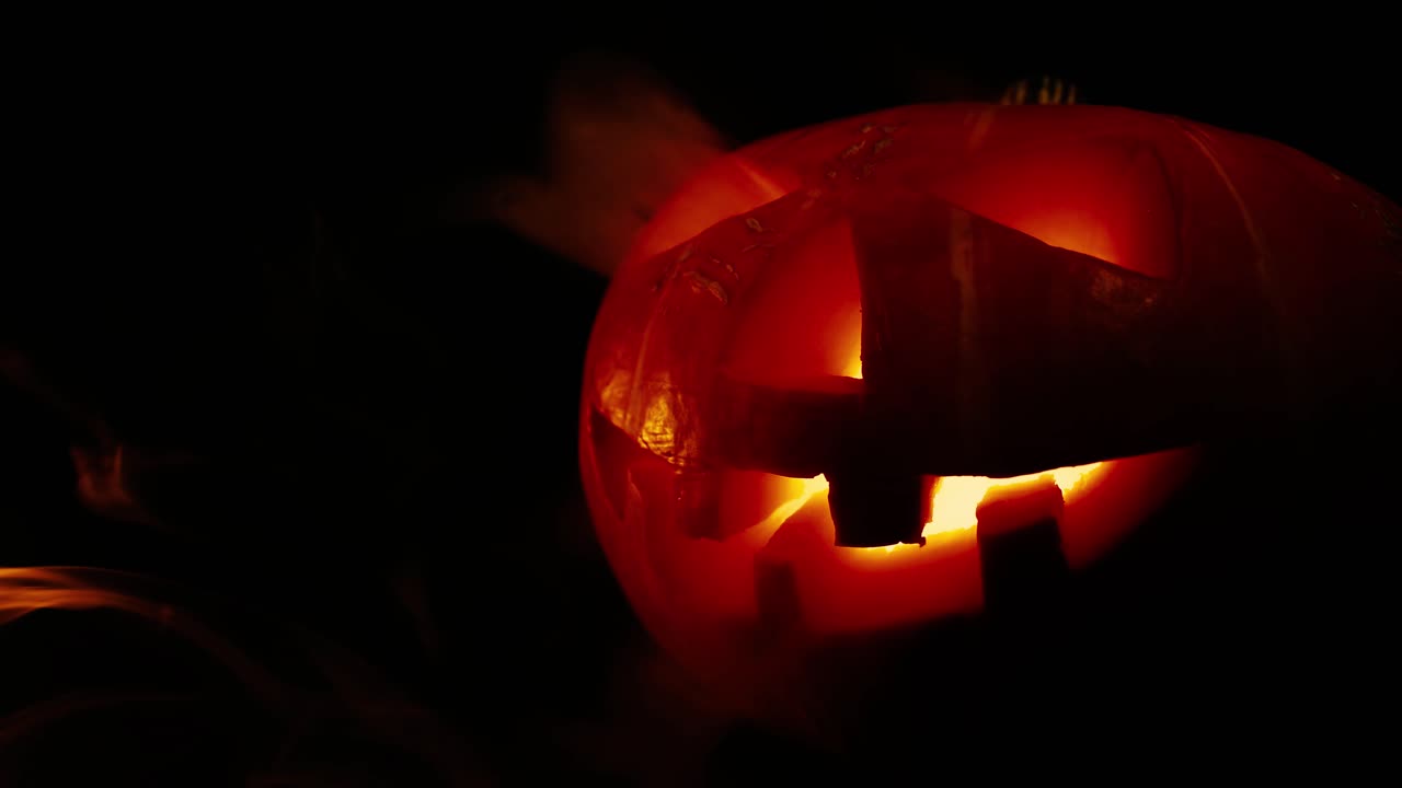 un viejo y aterrador jack-o-lantern sobre un fondo negro.
