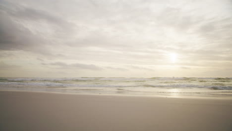 Breite-Aufnahme-Des-Strandes-Bei-Sonnenuntergang-Mit-Ruhigen-Wellen-In-4k-Prores-422