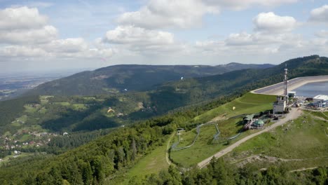 Actividad-Al-Aire-Libre-Respetuosa-Con-El-Medio-Ambiente,-Parapente-En-Las-Montañas-Polacas,-Beskidy