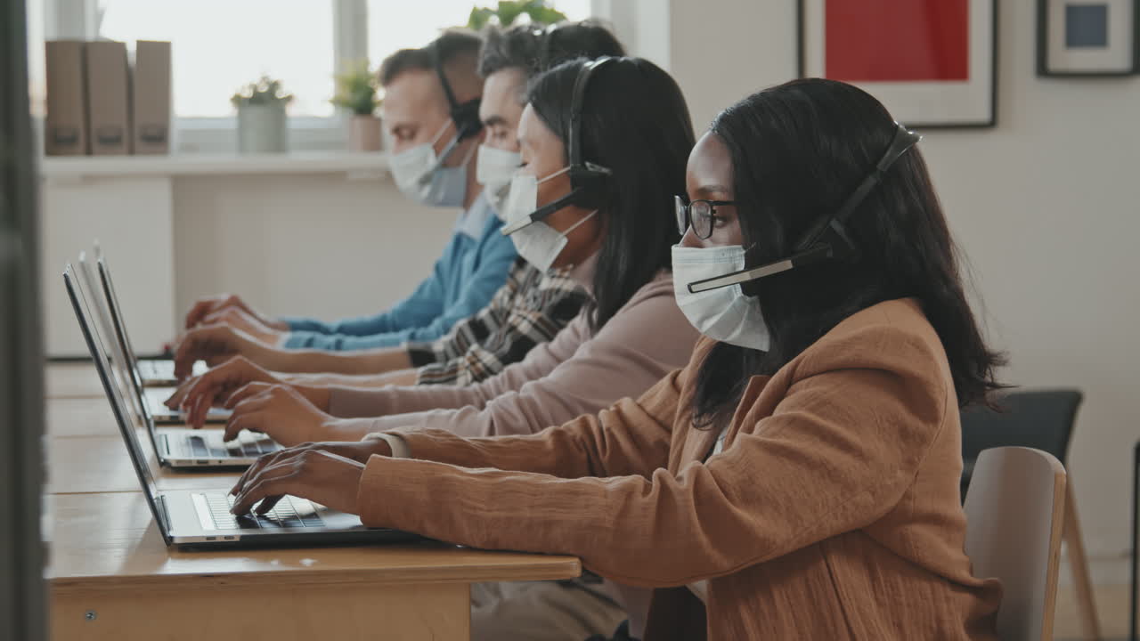 Impiegata afroamericana in un call center in posa
