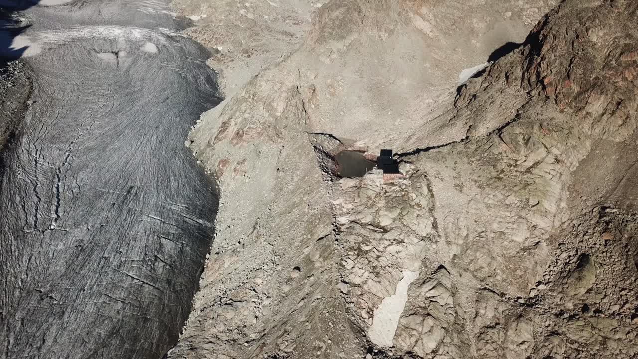 Inclinaison vers le haut, vue par drone de montagnes rocheuses dans les Alpes suisses et d'un glacier.