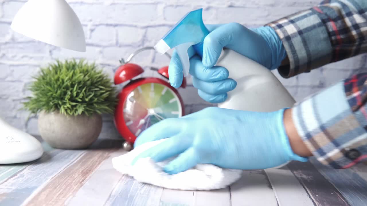 장갑으로 책상을 청소하는 것