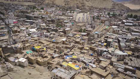 Schwenkvogelperspektive-Der-Stadt-Leh-Vom-Leh-Palast-In-Ladakh,-Indien