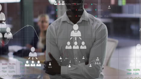 animación de iconos de los medios y procesamiento de datos sobre feliz empresario afroamericano