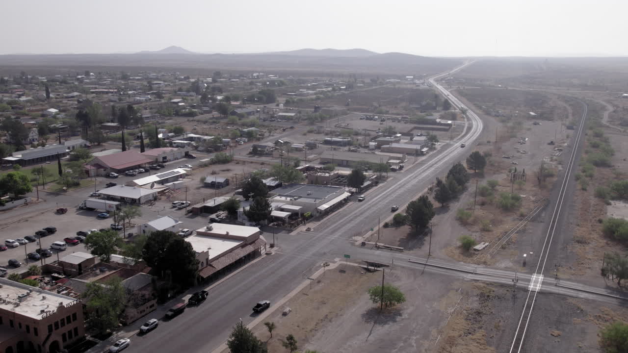 Veduta aerea di negozi e attività commerciali nel centro di Marathon, Texas, una piccola città fuori dal Parco Nazionale di Big Bend.