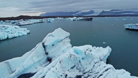 Nahe-Umlaufbahn-Drohnenaufnahme-Eines-Eisbergs-In-Jökulsárlón,-Der-Gletscherlagune-In-Island