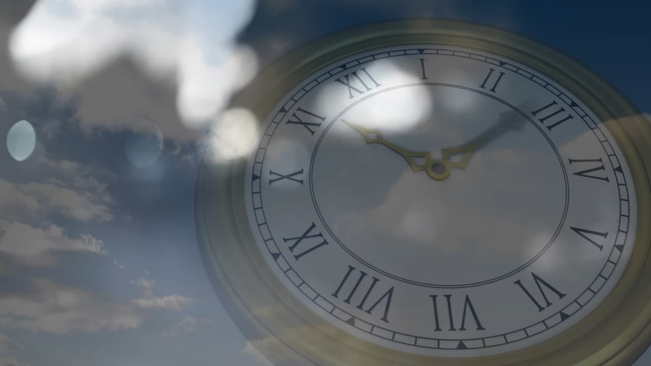 Ponteiros do relógio avançando com o tique-taque enquanto nuvens se deslocam, causando reflexos de lente e mostrando a passagem do tempo.