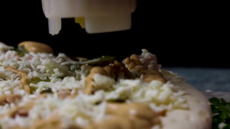 haciendo una pizza con salsa y queso