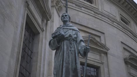 Estatua-De-Monje-En-Europa-Fuera-De-La-Catedral