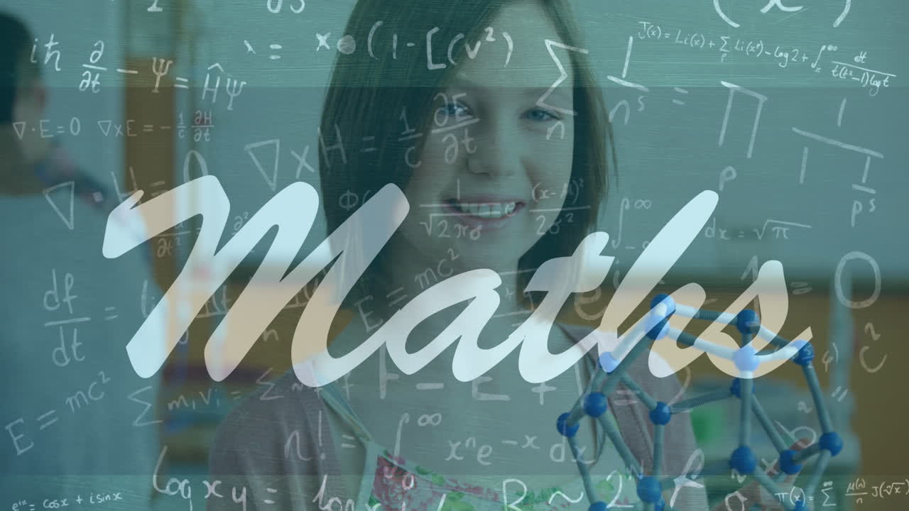 animación de ecuaciones matemáticas y texto de matemáticas sobre una colegiala caucásica sonriente