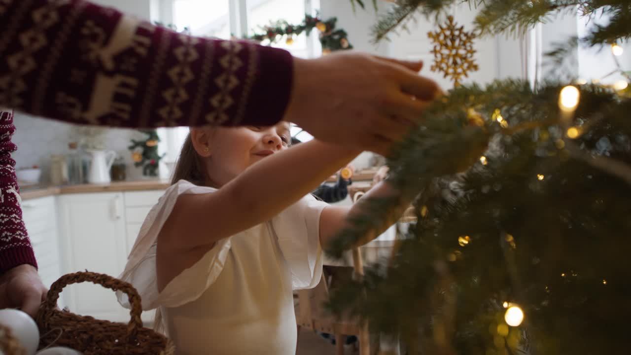familia decorando el hogar para la navidad