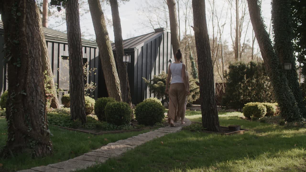 Donne che camminano in un bellissimo giardino