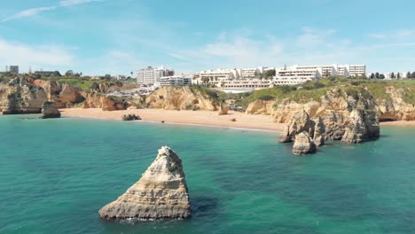 lujosos hoteles frente a la playa de arena y el mar atlántico esmeralda, lagos, algarve