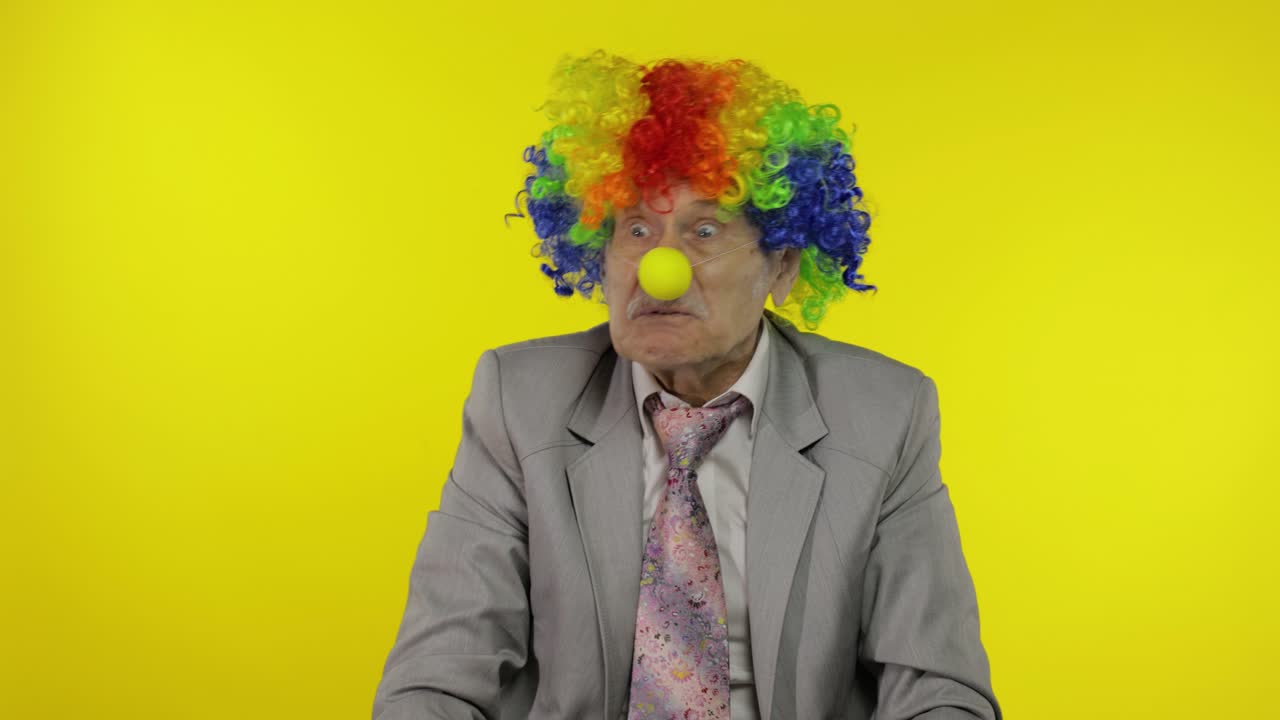 el jefe del empresario payaso hace caras tontas. expresiones