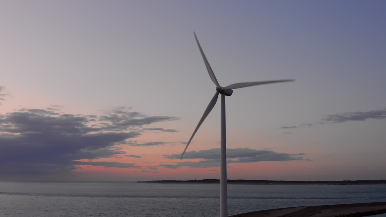 네덜란드 닐체 잔스 섬의 일몰 동안 풍력 터빈