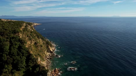 Altos-Acantilados-En-El-Azul-Profundo-Del-Horizonte-Del-Mar-Jónico,-Costa-En-Albania,-Un-Destino-Favorito-Para-La-Aventura-Y-Las-Vacaciones-De-Verano