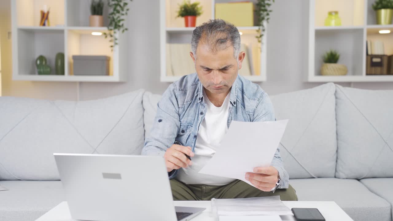 el hombre que firmó los papeles.