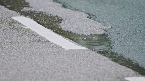 Nieselregen-Tropfte-Auf-Die-Straße