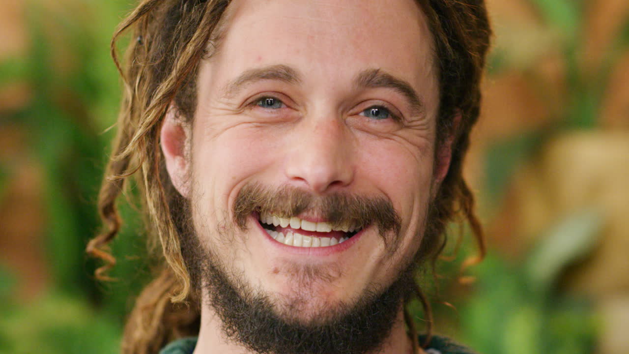 Homem hippie feliz, sorridente e despreocupado em pé
