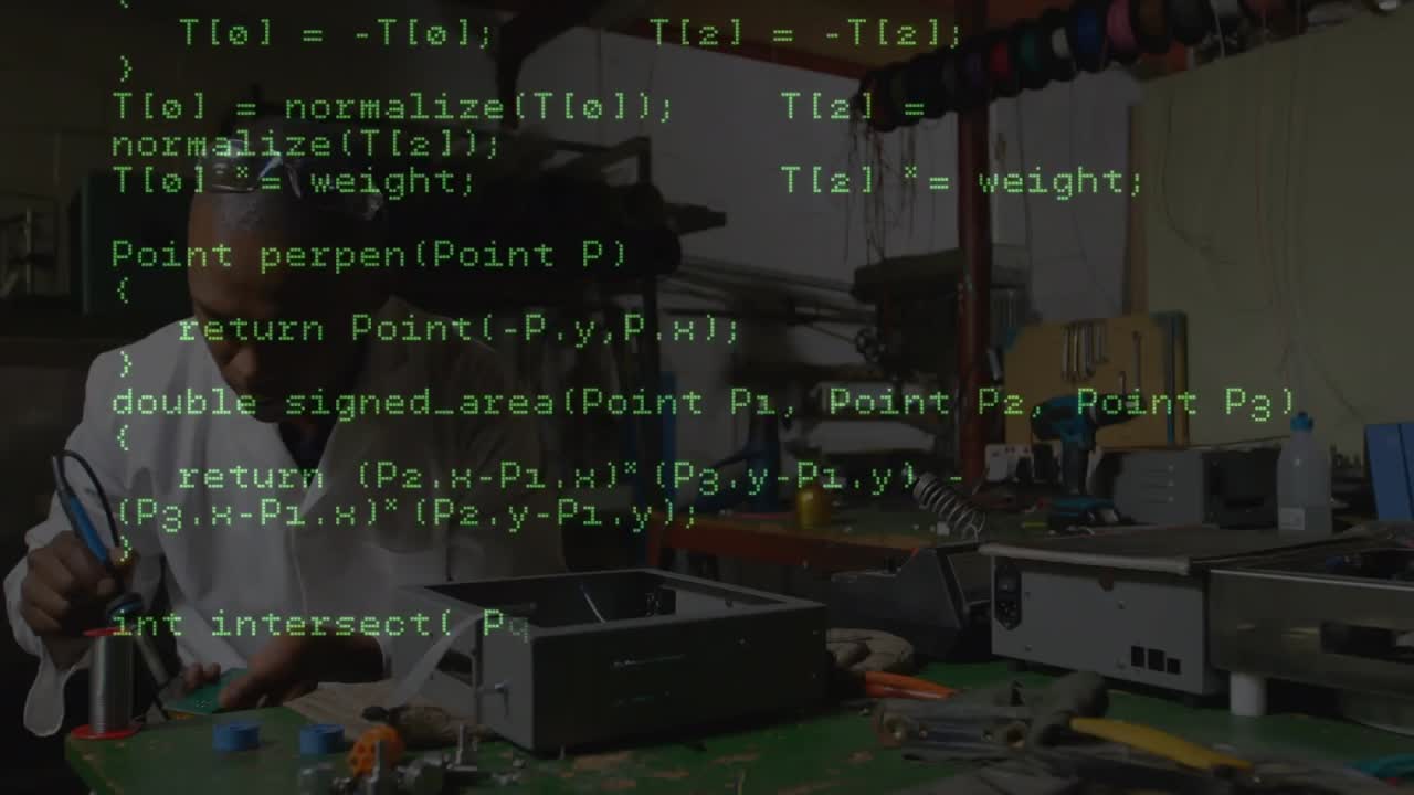 animación de procesamiento de datos sobre ingeniero afroamericano que trabaja en una fábrica