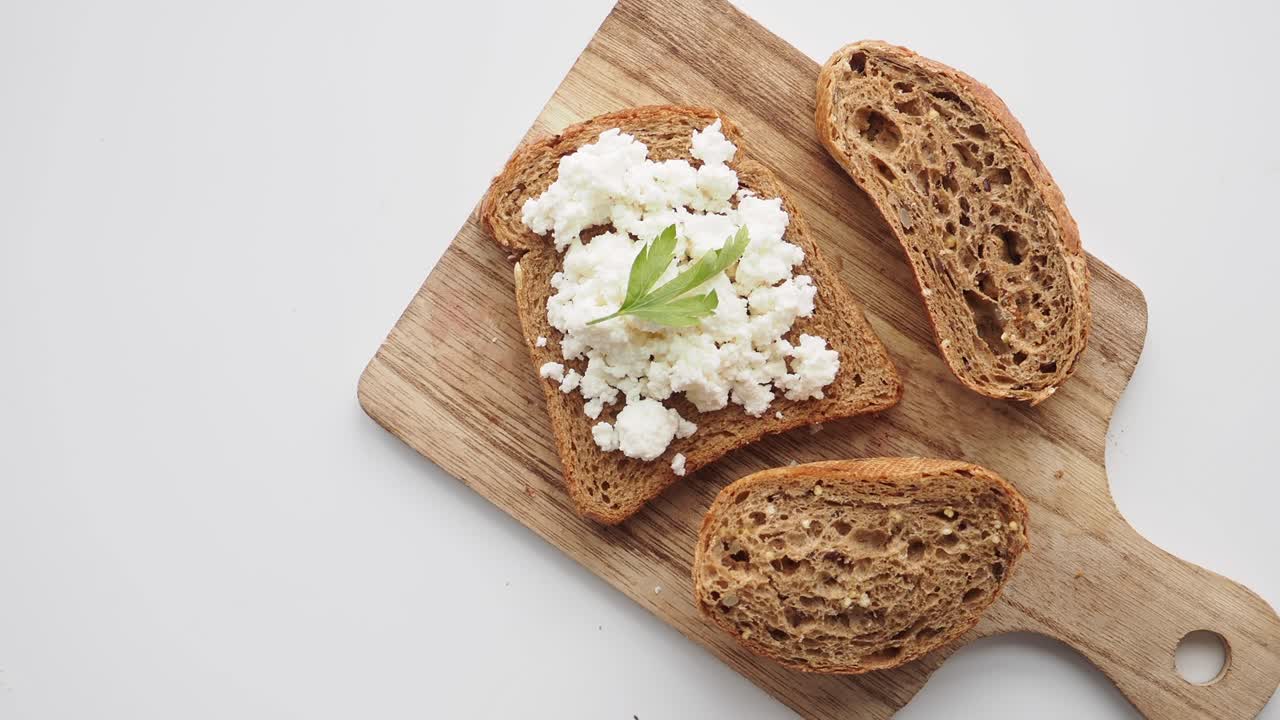 Fiocchi di latte su pane tostato integrale