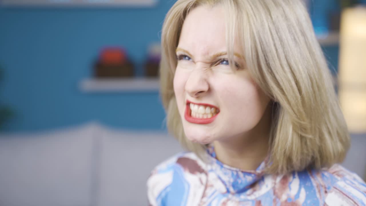 우울증에 걸린 여자는 화를 내고 소리친다.