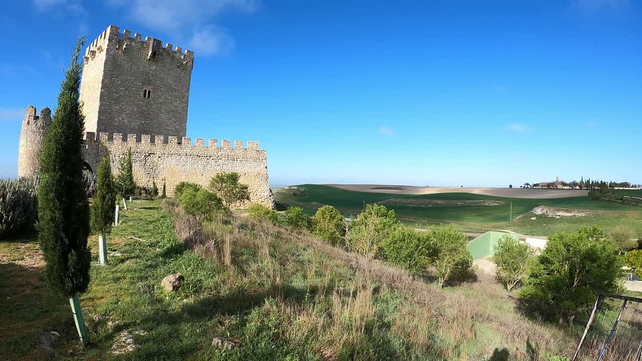 Veduta panoramica sulla campagna spagnola in primavera con nuvole blu.