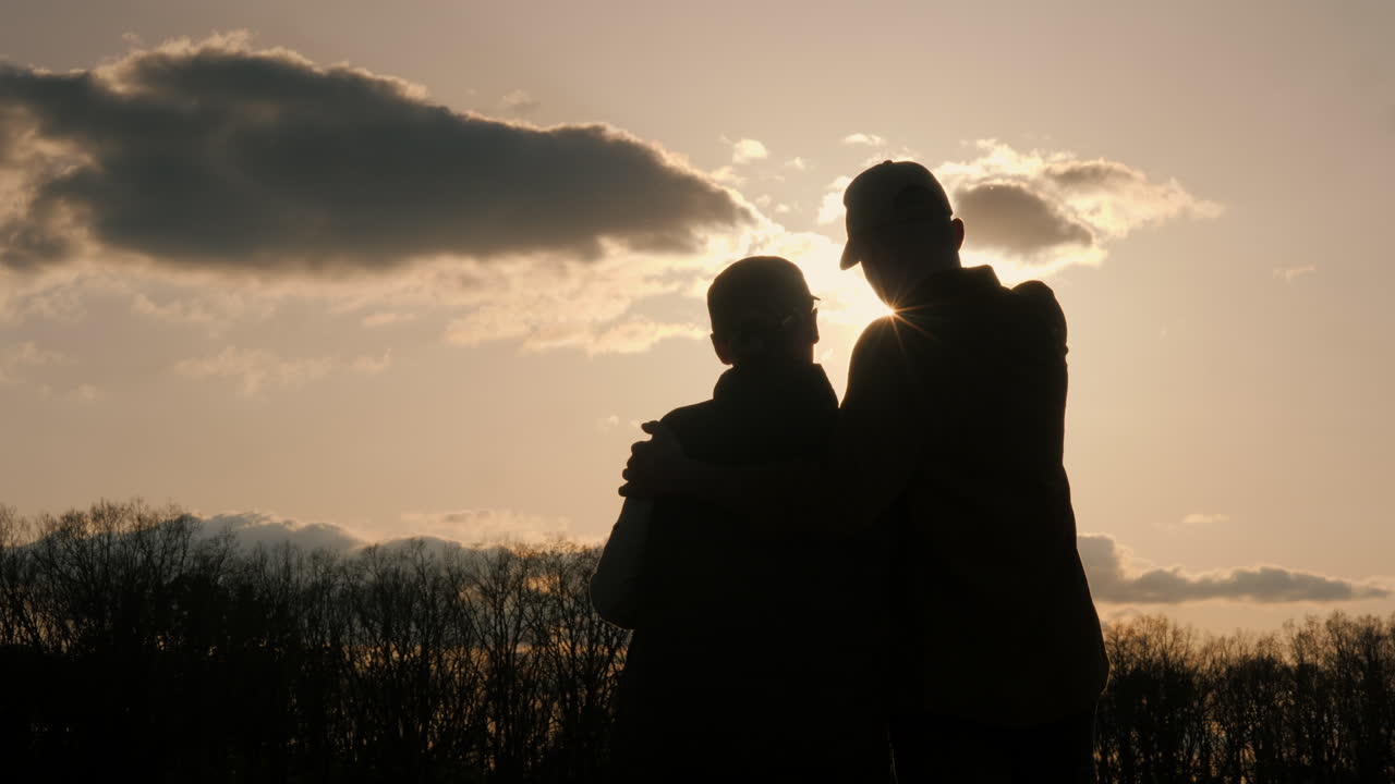 해가 지는 동안의 커플 실루