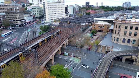 Querformatansicht-Eines-Zuges,-Der-In-Den-Gleishof-Des-Hauptbahnhofs-Einfährt,-Sydney-City-CBD,-Haymarket,-Surry-Hills,-Australien,-Transport,-Tourismus,-Pendeln