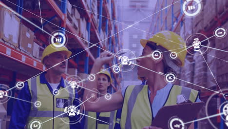 red de iconos digitales contra un equipo de trabajadores masculinos y femeninos que comprueban las existencias en el almacén
