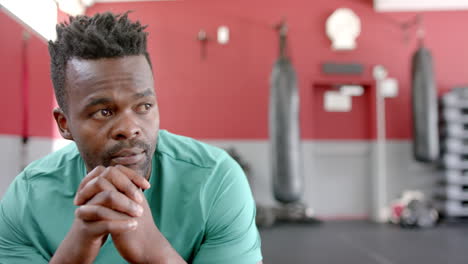 Fit-African-American-man-in-a-gym-setting,-with-copy-space