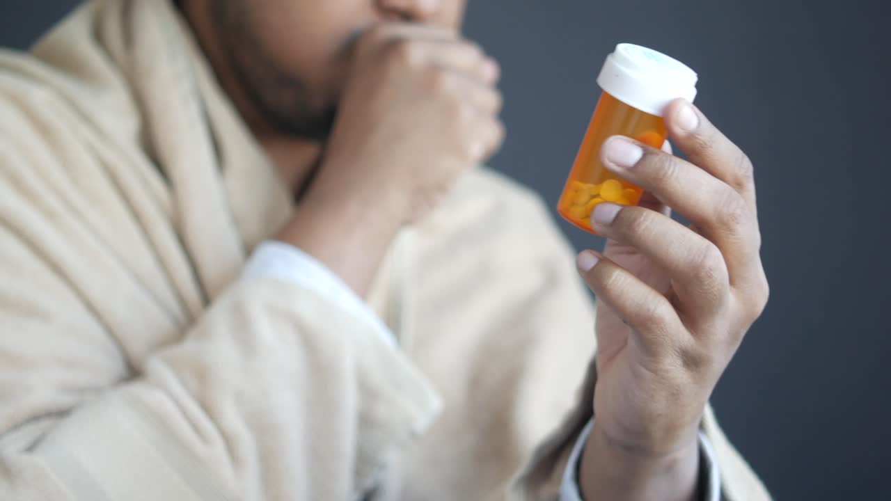 hombre enfermo tomando medicamentos