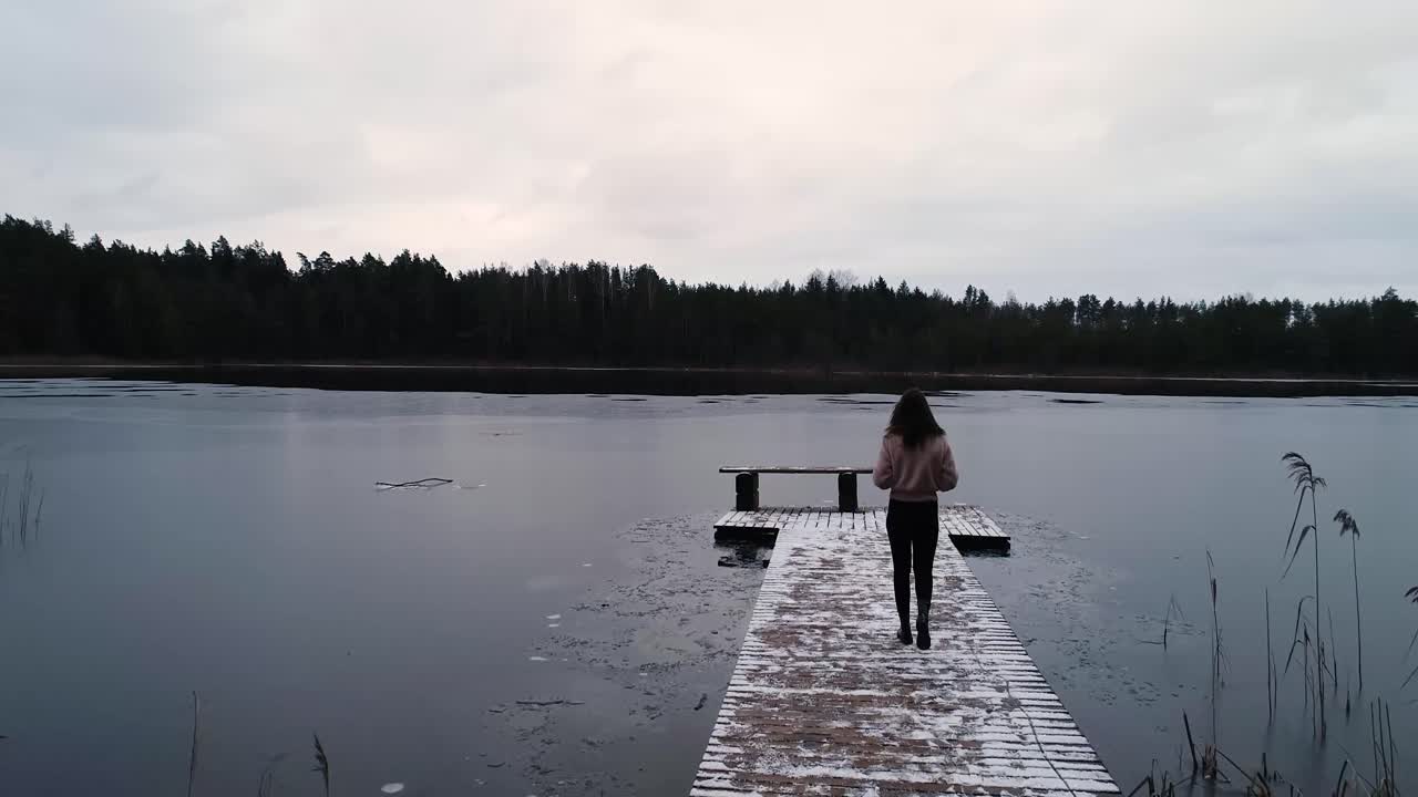 겨울은 반 얼어붙은 호수입니다.
