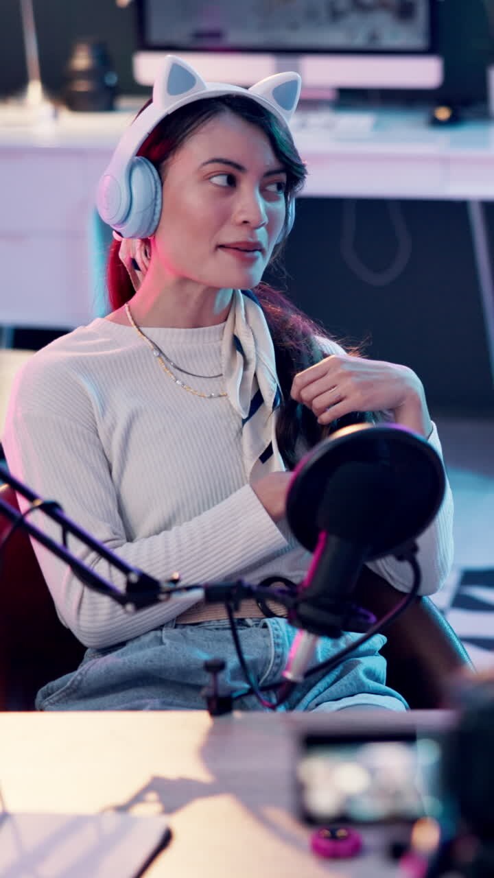 Donna che registra un podcast con microfono e cuffie in studio