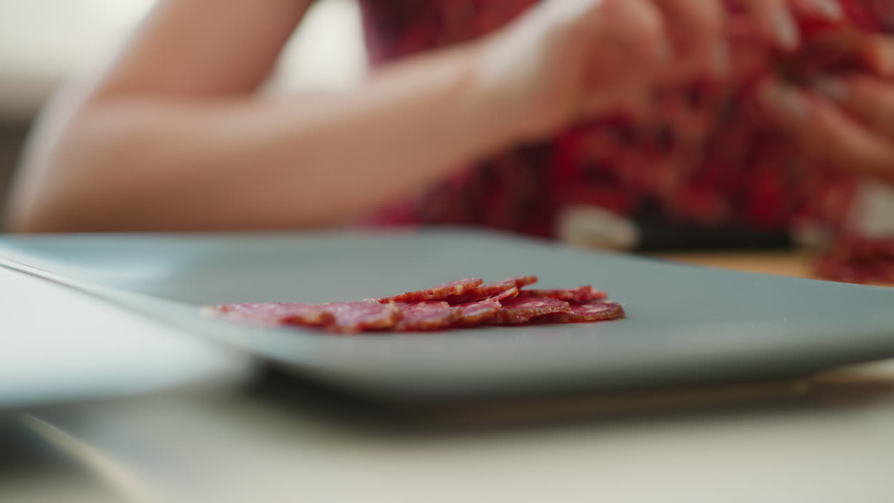 Preparing sliced cured meat