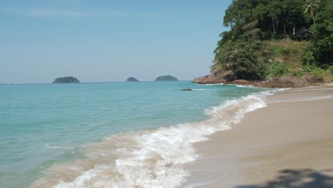 Thailand-insel-Mit-Strand-Und-Zeitlupenwellen-Mit-Weit-Entfernten-Inseln