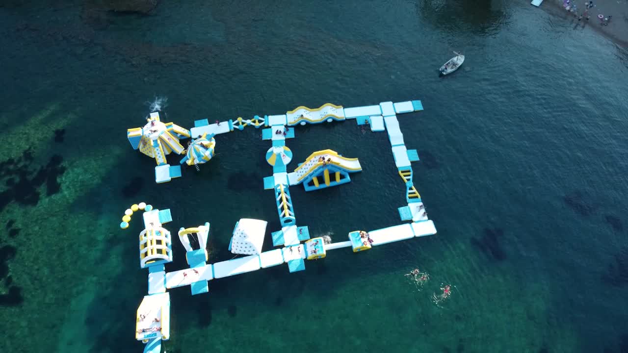 풍선 워터 파크 드론 샷