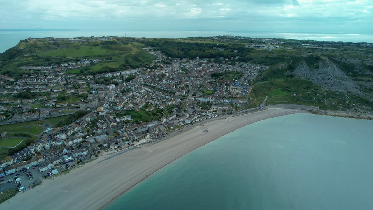 vuelo aéreo cinematográfico hacia fortunswell y underhill sobre la playa de chesil en la isla de portland dorest inglaterra