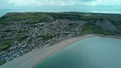 Vuelo-Aéreo-Cinematográfico-Hacia-Fortunswell-Y-Underhill-Sobre-La-Playa-De-Chesil-En-La-Isla-De-Portland-Dorest-Inglaterra