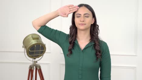 una joven india orgullosa saludando