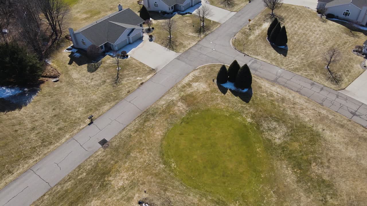 fuerte saturación en la cobertura de nubes de un pequeño campo de golf suburbano