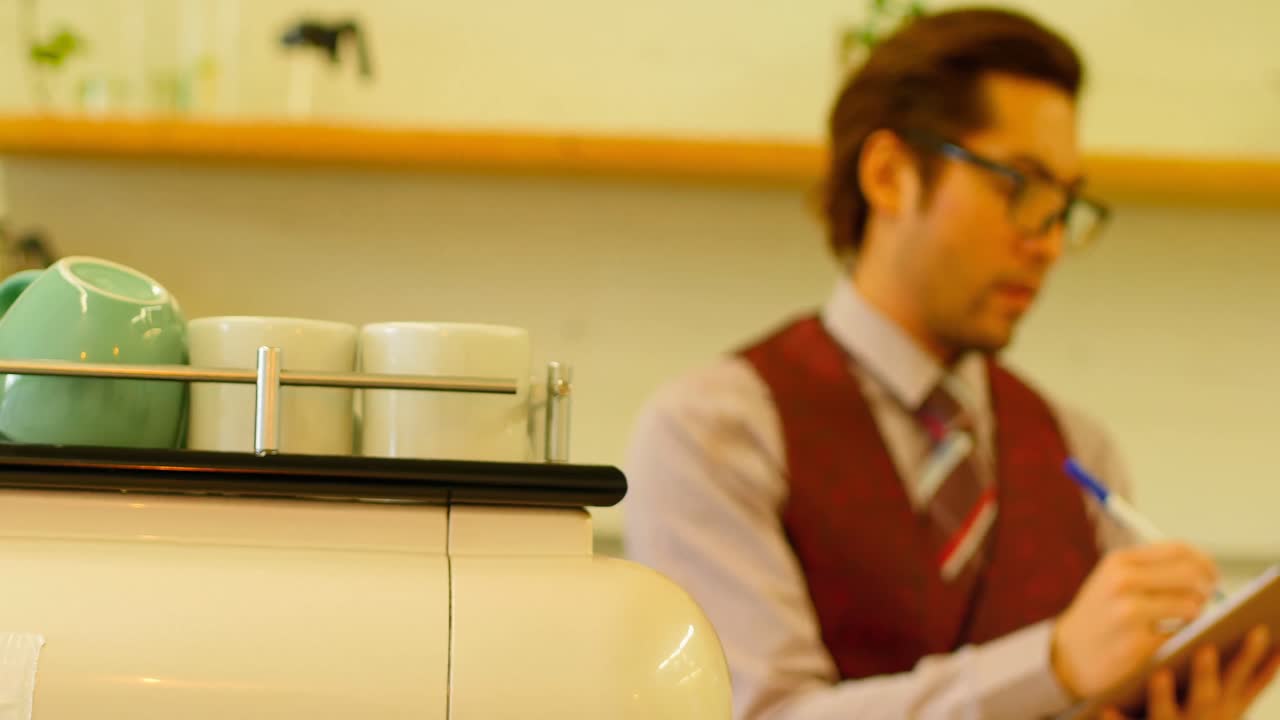 클립보드 에 펜 으로 글 을 쓰는 사람