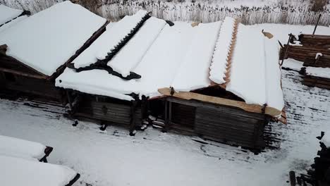 Tejados-Cubiertos-De-Nieve-De-Edificios-Históricos-De-Madera-En-Letonia,-Vista-Aérea-De-Drones