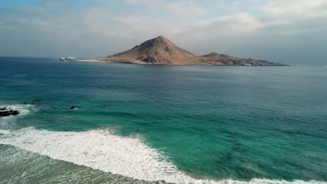 Strand-Und-Meer-Mit-Einer-Bergigen-Insel